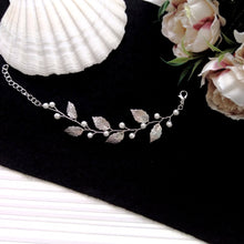 Charger l&#39;image dans la galerie, Bracelet bohème en perles et feuilles argentées pour mariée ou demoiselles d&#39;honneur