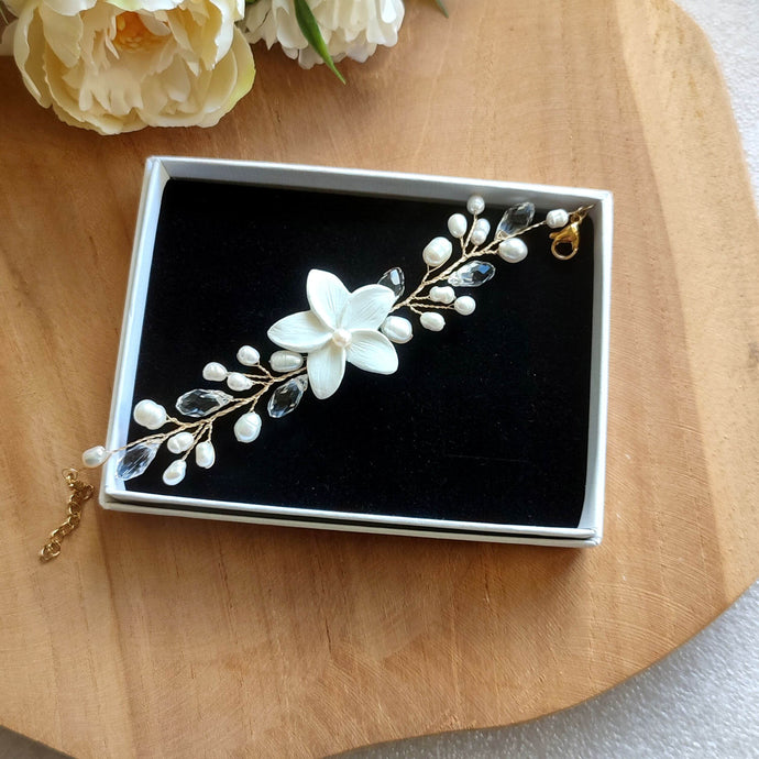 Bracelet floral de mariage avec perles naturelles d'eau douce, cristaux transparents et fleur blanche en porcelaine froide pour mariage romantique champêtre-chic