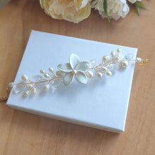 Charger l&#39;image dans la galerie, Bracelet floral de mariage avec perles naturelles d&#39;eau douce, cristaux transparents et fleur blanche en porcelaine froide pour mariage romantique champêtre-chic