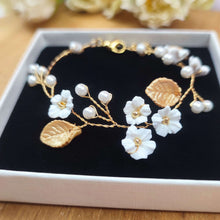 Charger l&#39;image dans la galerie, Bracelet floral de mariage champêtre chic avec fleurs blanches et feuilles dorées en porcelaine froide et perles nacrées