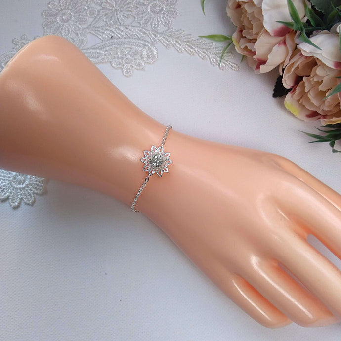 Bijou de mariage Bracelet minimaliste fleur argentée sur chaînette fine pour demoiselle d'honneur ou témoin