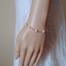 Charger l&#39;image dans la galerie, Bracelet en perles naturelles d&#39;eau douce sur chaînette dorée pour mariage ou soirée