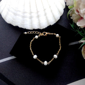 Bracelet 5 perles naturelles d'eau douce sur chaînette dorée pour mariage ou soirée
