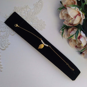 Bracelet en perles nacrées et feuille dorée  sur fine chaînette pour mariage bohème ou champêtre chic