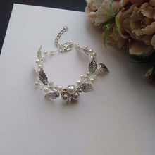 Charger l&#39;image dans la galerie, Bracelet semi floral vigne de perles et feuilles argentées pour mariage bohème chic