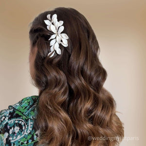 Peigne à cheveux en feuilles blanches en porcelaine froide pour chignon ou coiffure de mariage champêtre-chic