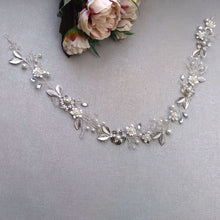 Charger l&#39;image dans la galerie, Ceinture florale en perles, cristal et feuilles et fleurs argentées pour robe de mariage bohème ou champêtre