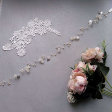 Charger l&#39;image dans la galerie, Ceinture florale en perles nacrées, petites fleurs acryliques et feuilles argentées en laiton pour robe de mariage bohème ou champêtre