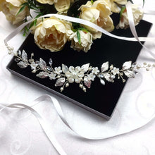 Charger l&#39;image dans la galerie, Ceinture florale avec perles, strass et feuilles argentées pour robe de mariage bohème ou champêtre