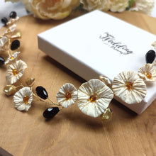Charger l&#39;image dans la galerie, ceinture pour robe de mariée avec fleurs en porcelaine froide teintées en doré champagne, perles naturelles keshi dorées, cristaux noirs et cristaux dorés