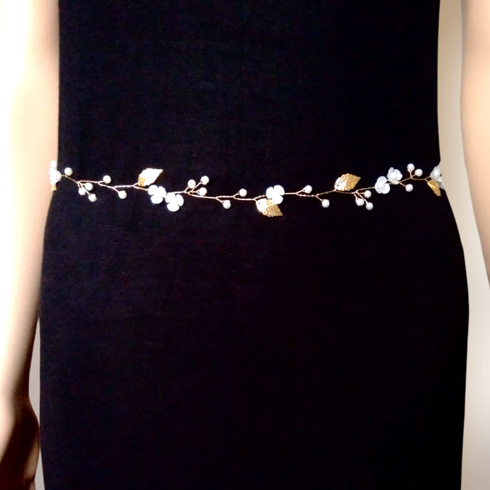 Ceinture florale en perles nacrées, petites fleurs acryliques et feuilles dorées en laiton pour robe de mariage bohème ou champêtre