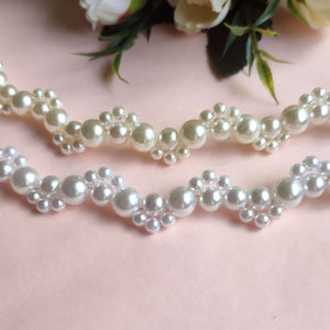 Ceinture élégante en perles nacrées pour robe de mariage en blanc et ivoire gros plan