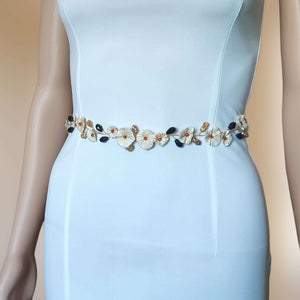 ceinture pour robe de mariée avec fleurs en porcelaine froide teintées en doré champagne, perles naturelles keshi dorées, cristaux noirs et cristaux dorés