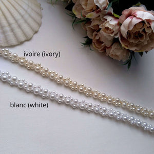 Ceinture élégante en perles nacrées pour robe de mariage présentée en 2 couleurs: blanc et ivoire
