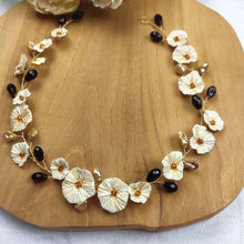 Charger l&#39;image dans la galerie, ceinture pour robe de mariée avec fleurs en porcelaine froide teintées en doré champagne, perles naturelles keshi dorées, cristaux noirs et cristaux dorés