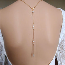 Charger l&#39;image dans la galerie, Collier avec bijou de dos en perles nacrées blanches et strass pour robe de mariage dos nu
