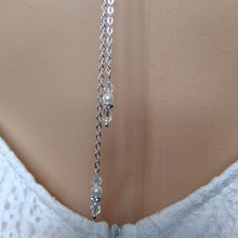Charger l&#39;image dans la galerie, Collier de dos à enfiler en perles nacrées, cristal transparent et strass avec double pendentif de dos pour robe de mariage dos nu
