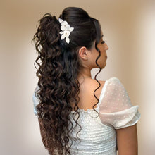 Charger l&#39;image dans la galerie, Pince à cheveux florale pour coiffure de mariage avec fleurs et feuilles blanches en porcelaine froide