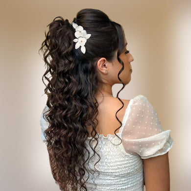 Pince à cheveux florale pour coiffure de mariage avec fleurs et feuilles blanches en porcelaine froide