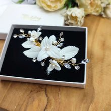 Charger l&#39;image dans la galerie, bijou de cheveux floral avec feuilles et fleurs blanches en porcelaine froide, perles naturelles d&#39;eau douce et cristaux de strass pour chignon de mariage ou coiffure de soirée