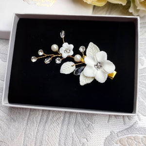 Petite barrettes florale pour coiffure de mariée, témoin ou demoiselle d'honneur avec strass et fleurs et feuilles blanches en porcelaine froide