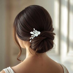 Clip cheveux mariage Daria en porcelaine froide blanche, bijou de coiffure artisanal sur chignon élégant.
