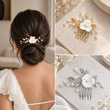 Charger l'image dans la galerie, Peigne cheveux mariage présenté porté sur chignon et à plat, avec fleur blanche, feuilles en porcelaine peintes en doré et argenté et perles naturelles.