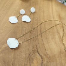 Charger l'image dans la galerie, Collier Cara en porcelaine blanche associé aux boucles d’oreilles assorties, parure mariage artisanale.