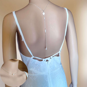 Collier de dos argenté pour robe de mariage avec perle solitaire devant et chute de trois sections de perles et strass à l'arrière et une feuille en laiton à la naissance du cou