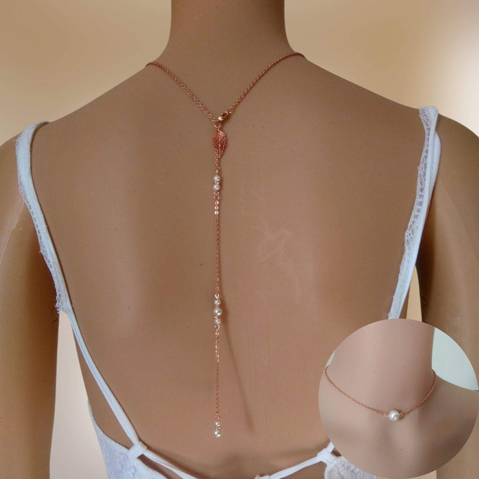 Collier de dos or rose pour robe de mariage avec perle solitaire devant et chute de trois sections de perles et strass à l'arrière et une feuille en laiton à la naissance du cou