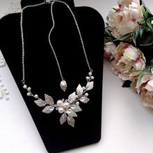 Charger l&#39;image dans la galerie, Collier floral en perles et feuilles argentées pour mariage romantique bohème, rustique ou champêtre-chic