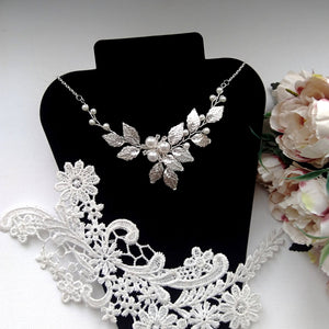 Collier floral en perles et feuilles argentées pour mariage romantique bohème, rustique ou champêtre-chic