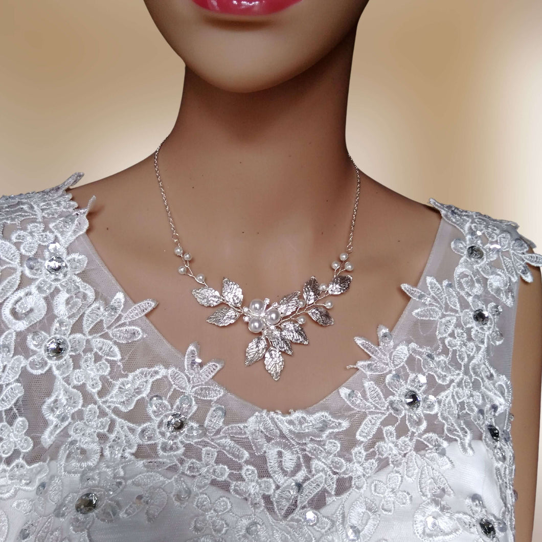 Collier floral en perles et feuilles argentées pour mariage romantique bohème, rustique ou champêtre-chic