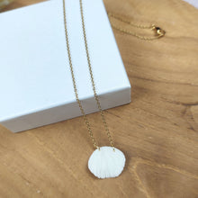 Charger l'image dans la galerie, Détail de la chaîne dorée du collier Cara en porcelaine blanche, fermoir et finition artisanale.