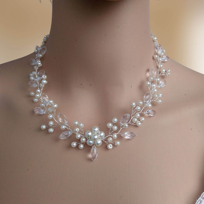 Collier artisanal en perles nacrées et gouttes de cristal transparent pour mariage romantique bohème.