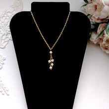 Charger l&#39;image dans la galerie, Collier de mariage avec pendentif en perles naturelles d&#39;eau douce sur fine chaînette en acier inoxydable