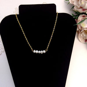 Collier minimaliste de mariage ou soirée avec 5 perles naturelles d'eau douce sur fine chaînette dorée