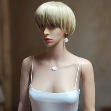 Charger l'image dans la galerie, Collier Cara en porcelaine blanche porté sur mannequin, bijou délicat pour coiffure et tenue de mariée