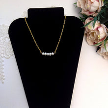 Charger l&#39;image dans la galerie, Collier minimaliste de mariage ou soirée avec 5 perles naturelles d&#39;eau douce sur fine chaînette dorée