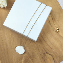 Charger l'image dans la galerie, Collier Cara en porcelaine blanche présenté à plat sur fond bois, bijou mariage fait main.