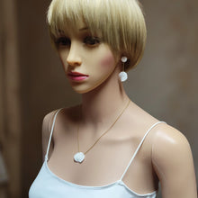 Charger l'image dans la galerie, Collier Cara en porcelaine blanche sur mannequin, pendentif coquillage minimaliste pour mariée.