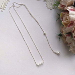 Collier minimaliste en perles avec chute de dos pour robe de mariée dos nu