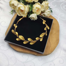Charger l&#39;image dans la galerie, Demi-couronne de mariage dorée en porcelaine froide, posée sur boîte noire