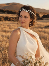 Charger l'image dans la galerie, Mariée portant une demi-couronne de feuilles blanches en porcelaine froide sur le front avec coiffure bouclée relevée.