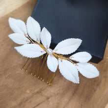 Charger l'image dans la galerie, Détail du bijou de cheveux Elisa en porcelaine blanche et perle centrale