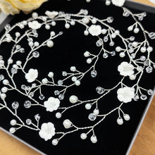 Charger l'image dans la galerie, Détail de la vigne de cheveux Adriana avec fleurs en porcelaine blanche, perles et cristal.