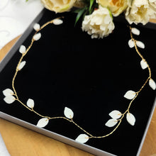 Charger l'image dans la galerie, Détail de la vigne de cheveux Flora en feuilles de porcelaine blanche façonnées à la main.