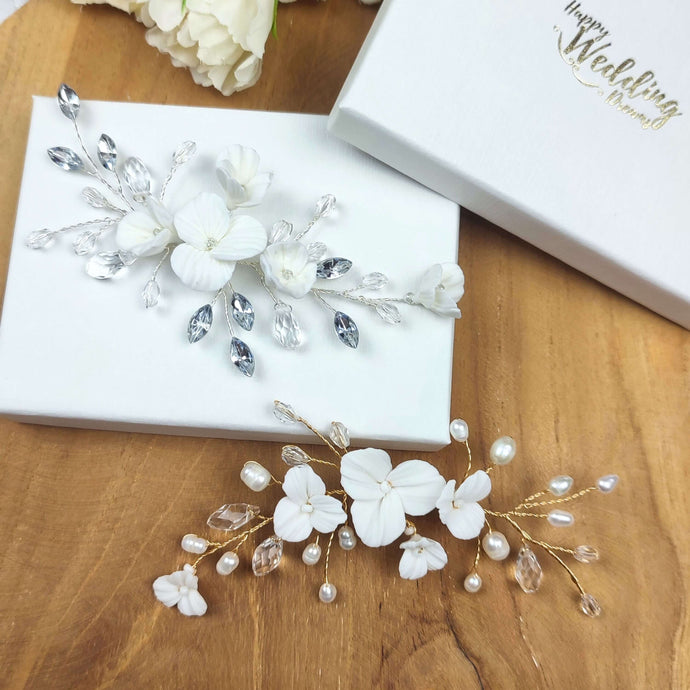 Deux bijoux de cheveux avec fleurs blanches en porcelaine froide, perles en cristal transparent et des cristaux de strass  ou perles naturelles pour chignon ou coiffure de mariage