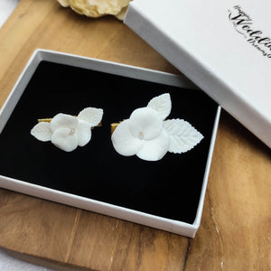 Duo petites barrettes alligator avec fleurs et feuilles blanches en porcelaine froide pour coiffure de mariage