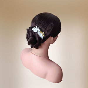 épingles à cheveux florales avec fleurs et bourgeons blancs en porcelaine froide et feuilles en laiton dorées et argentées